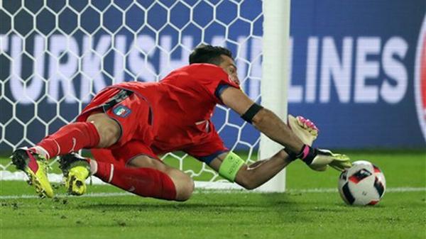 Recientemente ambos arqueros fueron protagonistas en los penales entre Italia y Alemania (AP)