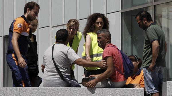 El llanto desolador de Mejri en la puerta de un hospital de NIza. Personal médico se acercó para estar a su lado en ese dramático momento (EFE)