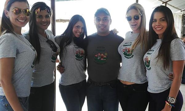 Byron Lima, junto a un grupo de modelos gutamaltecas  (Prensa Libre)