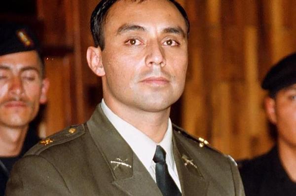 El capitán Byron Lima Oliva, en unifome militar, al escuchar su condena en 2001 (Prensa Libre)
