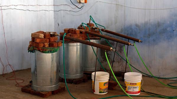Los precarios recipientes de destilación en Bulandshahar, Uttar Pradesh (Bloomberg)