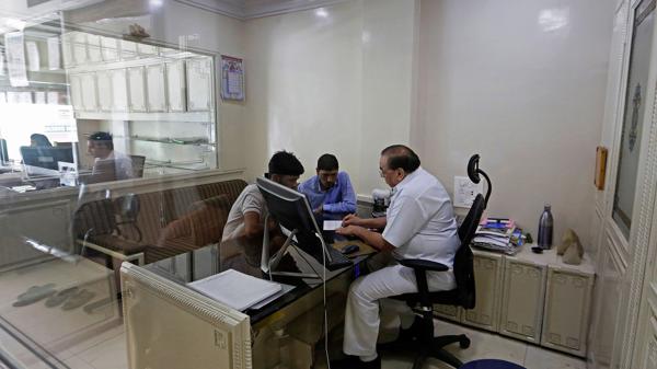 Virendar Kumar Jain en su clínica (Bloomberg)