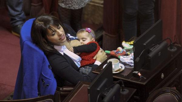 La diputada Victoria Donda dio el pecho a su hija Trilce en el Congreso (Télam)