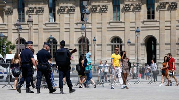 Policías patrullan las zonas turísticas de la capital francesa (AFP)