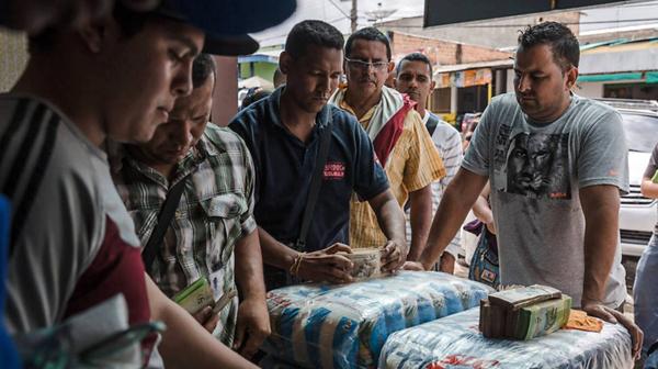 Los venezolanos buscan alimentos y medicinas en Brasil (Avener Prado/Folhapress)