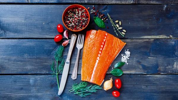 El salmón es uno de los alimentos más influyentes de esta dieta (Shutterstock)