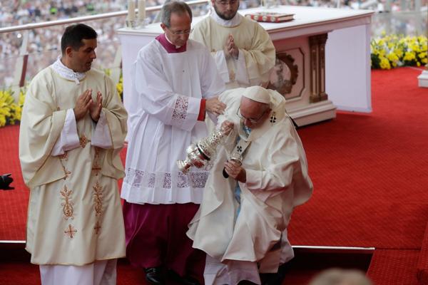 El papa Francisco tuvo una caída durante la misa en Czestokowa (AP)