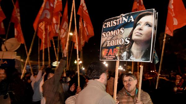 Militantes a la espera de Cristina Kirchner (Nicolás Stulberg)