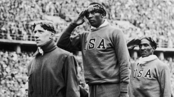 Owens celebra en Berlín una de las cuatro medallas que ganó
