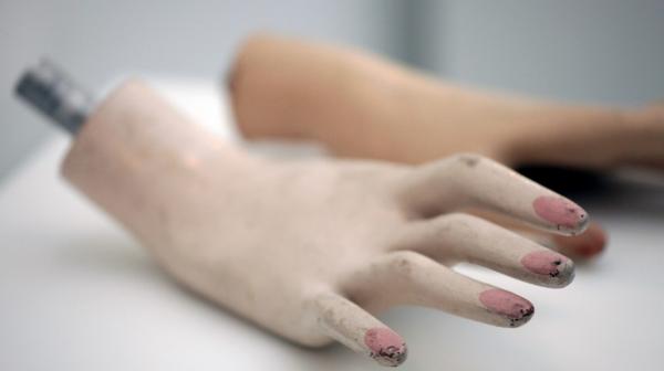 Manos de maniquí donadas al museo (Museum of Broken Relationships)