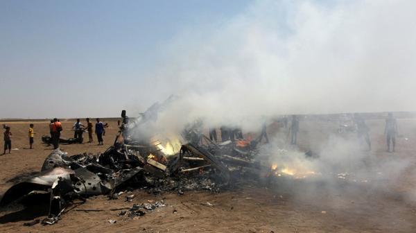 Los restos destrozados del helicóptero, aun en llamas (Reuters)