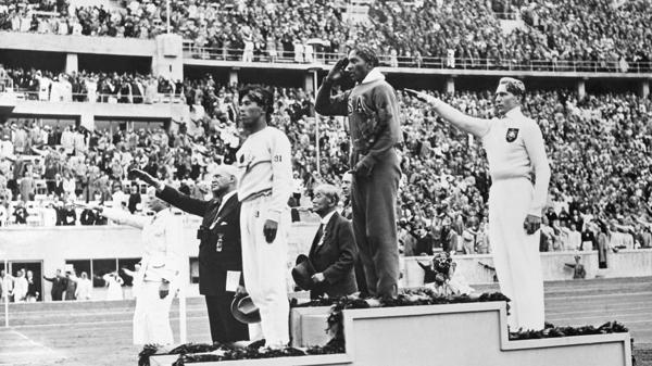 Jesse Owens en el podio (AP)