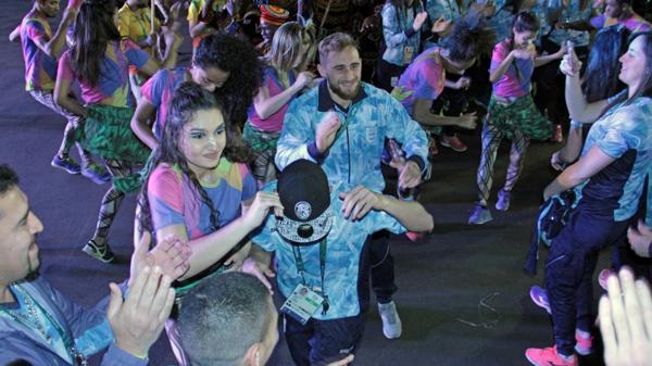 Atletas argentinos en la ceremonia de izado de la bandera (COA)