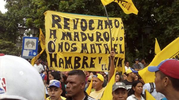 Los venezolanos buscan que se active el revocatorio