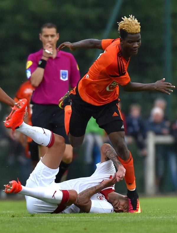 Jérémy Ménez sufre la pisada de Didier Ndong (AFP)