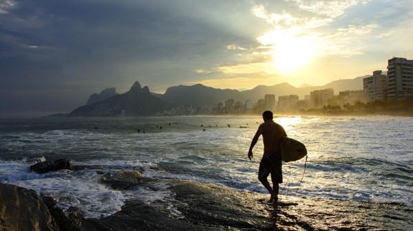 Muchos turistas van allí para ver como el sol se esconde detrás del Morro Dois Irmãos (Shutterstock)