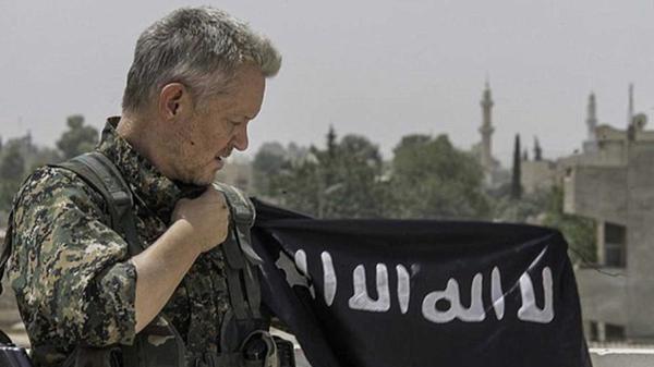 Michael Enright cambió el set de rodaje por un campo de entrenamiento de las milicias kurdas en Siria