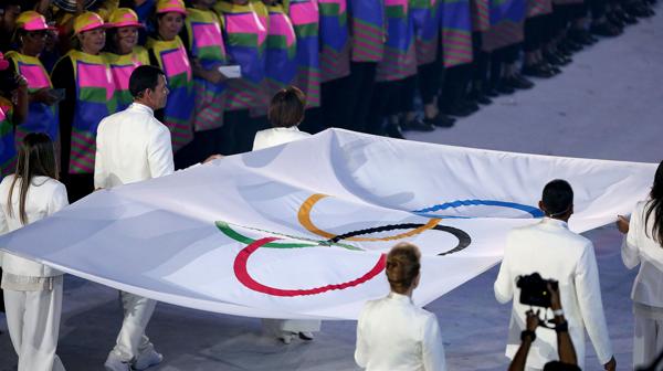 La bandera olímpica trasladada por figuras históricas de Brasil (Nicolás Stulberg)