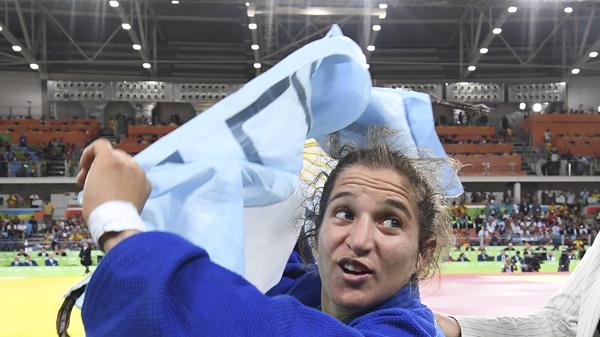 La emoción de Paula Pareto al ganar la medalla de oro en judo (AFP)