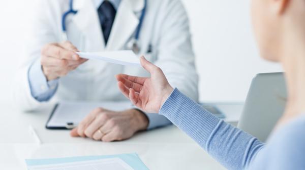 El médico debe evaluar si un medicamento es adecuado en un momento de la vida del paciente pero luego deja de serlo (Shutterstock)