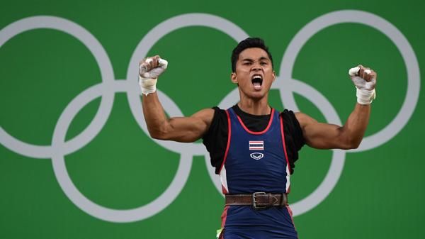 El tailandés Sinphet Kruaithong ganó la medalla de bronce en halterofilia (56 kilogramo) (AFP)