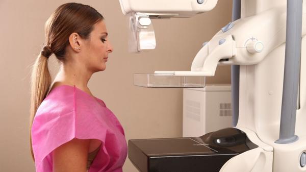 Las mujeres sin antecedentes de cáncer de mama deben incorporar la mamografía anual a partir de los 40 años (Shutterstock)