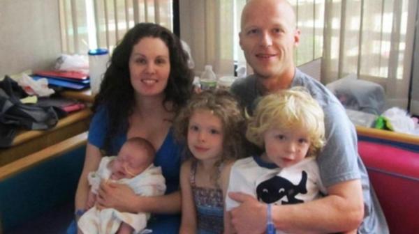 Mark Jason y Megan Short, de 40 y 33 años, junto a sus hijos: Lyanna, Marcos y Willow