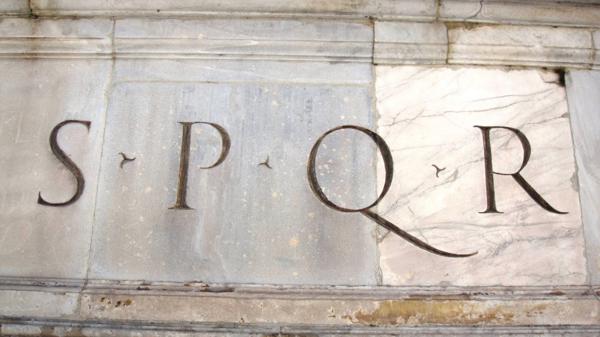 La sigla que en latín significa “Senado y Pueblo de Roma” aparece en varios monumentos y frentes de edificios