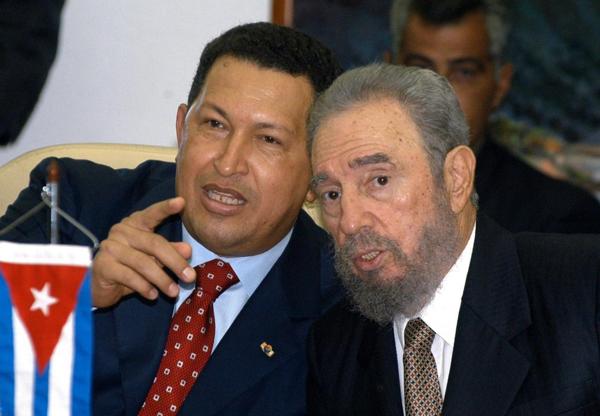 Fidel Castro junto a Hugo Chavez el 20 de agosto de 2005 en la Escuela Latinoamericana de Medicina, en La Havana (AFP)