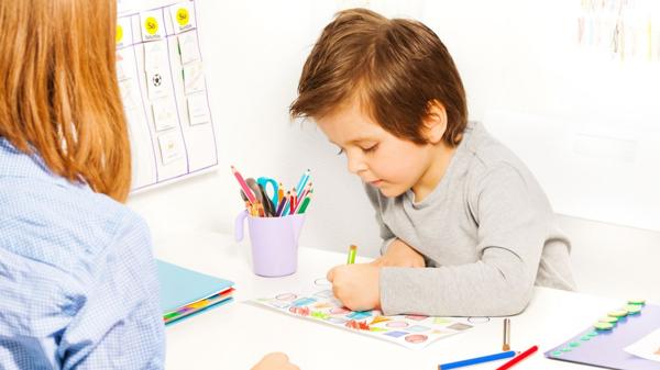 Muchas veces se sugiere el diagnóstico de autismo sobre la base de un sencillo test de preguntas y respuestas (Shutterstock)