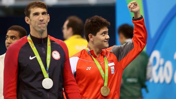 Joseph Schooling se quedó con la medalla de oro y Michael Phelps con la de plata (Reuters)