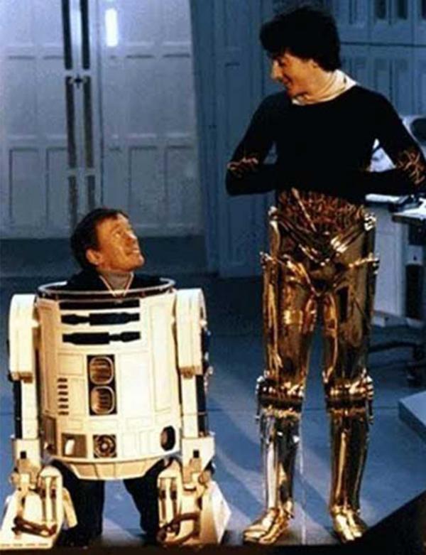 Kenny Baker y Anthony Daniels durante la filmación de Star Wars