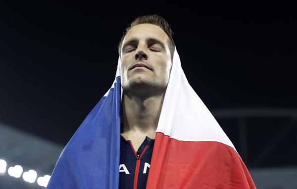 Renaud Lavillenie se retira del estadio con la bandera francesa (AP)