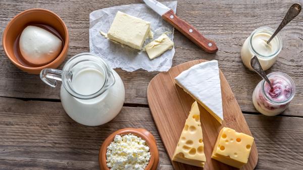 Para muchos nutricionistas, los lácteos son fundamentales en la dieta (Shutterstock)
