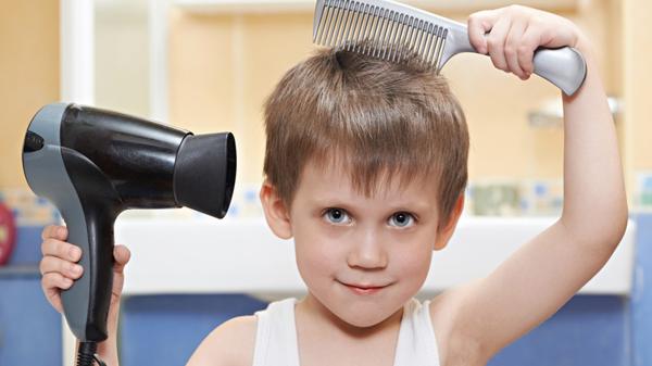Los chicos visitan la peluquería pensando en el corte de sus ídolos (Shutterstock)