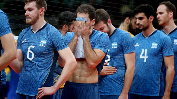 Las caras de la derrota y la eliminación argentina en el saludo final entre los dos equipos (Nicolás Stulberg)