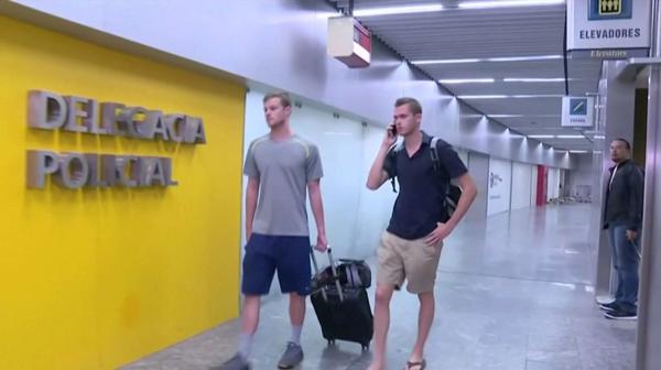 Gunnar Bentz y Jack Conger en el momento de ser demorados por la policía de Brasil (Reuters)