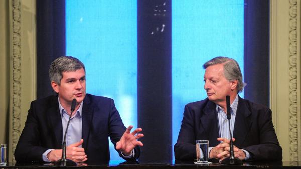 Marcos Peña y Juan José Aranguren en conferencia de prensa (Télam)