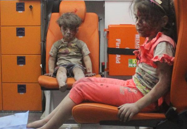 Omran Daqneesh, junto a su hermana en una ambulancia (Reuters)