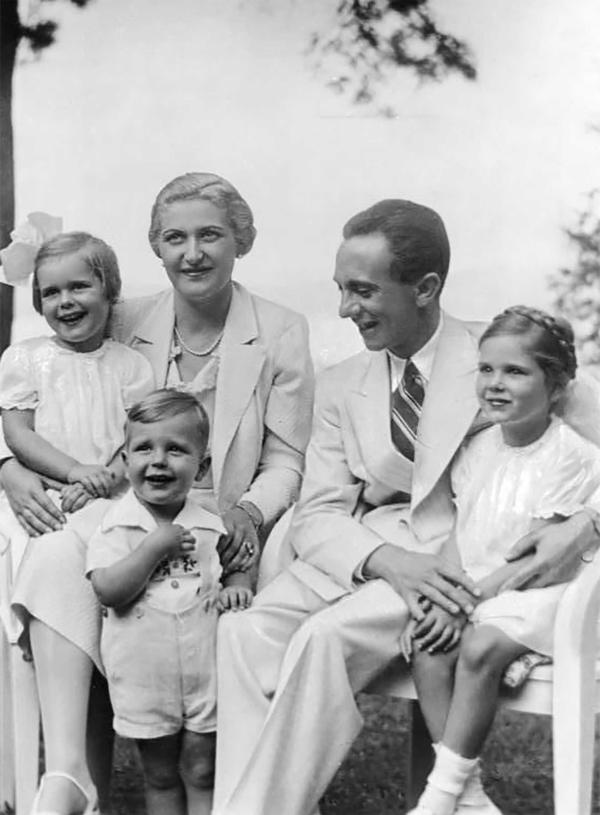 Otra escena familiar junto al temible Joseph Goebbels