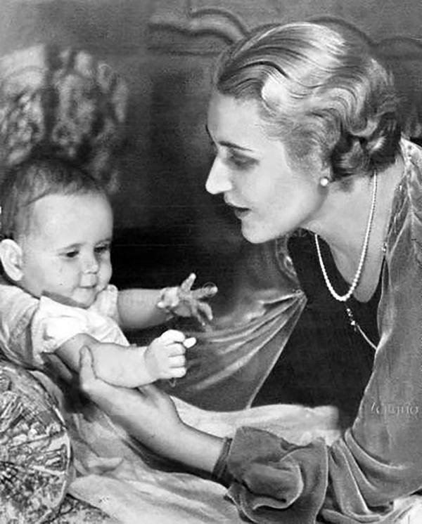 A la esposa del jerarca nazi la consideraban la “madre modelo del Tercer Reich”. Asesinó a sus seis hijos cuando Berlín caía en manos de los aliados