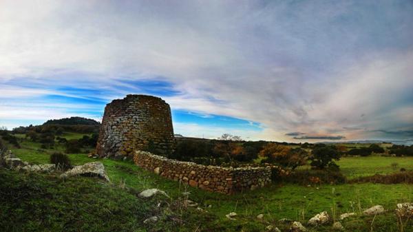 Un nuraga cerca da la ciudad de Sassari, en Cerdeña