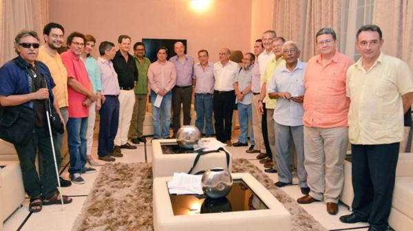 Delegados de la guerrilla y delegados del gobierno colombiano celebraron el fin del diálogo de paz en Cuba