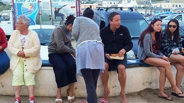 El ex primer ministro come pescado y papas fritas en el  aparcamiento de una playa de Cornwell