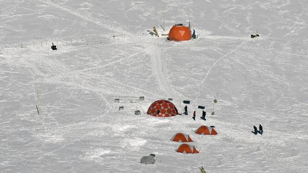 Los científicos instalaron una base a 4.200 metros de altitud, cerca de la cima del Mont-Blanc (AFP)