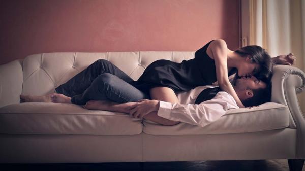Los nuevos escenarios fomentan el deseo sexual y ayudan a evitar la rutina (Shutterstock)