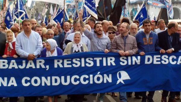 Dirigentes kirchneristas y madres de Plaza de Mayo en la “marcha de la resistencia” (@PrensaMadres)