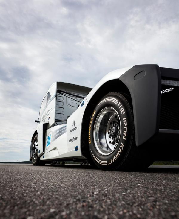 El modelo contó con neumáticos especiales, motor modificado y una caja de cambios preparada