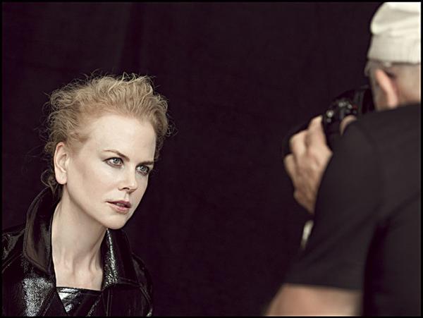 Nicole Kidman posando con un look total black para la lente de Peter Lindbergh (Pirelli)