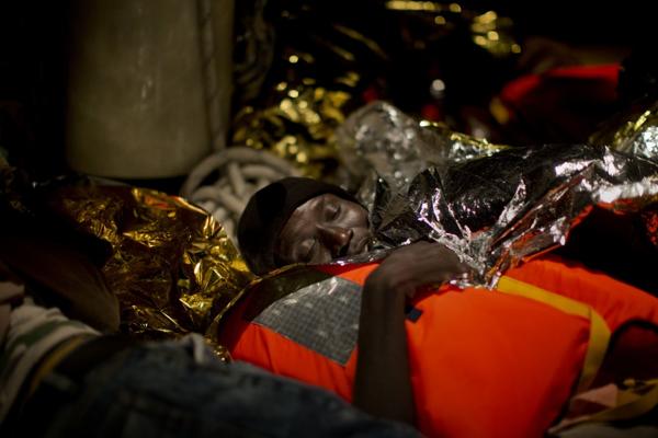 Un refugiado de Eritrea descansa tras ser rescatado (AP)